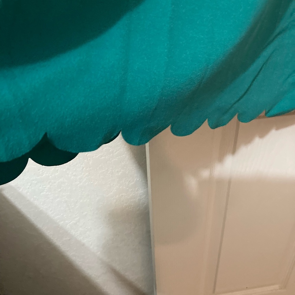 Women’s Teal Scallop Hem Short Sleeve Top - Picture 5 of 6